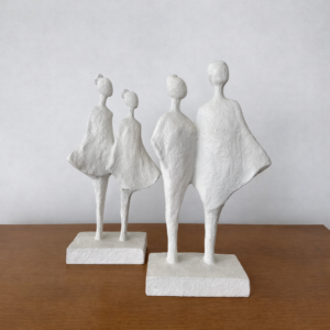 ESCULTURA DECORATIVA DUAS MENINAS EM RESINA BRANCO